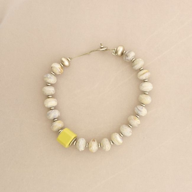 FACETED RESIN BEADS SHORT NECKLACE