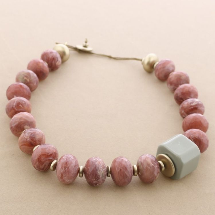 FACETED RESIN BEADS SHORT NECKLACE