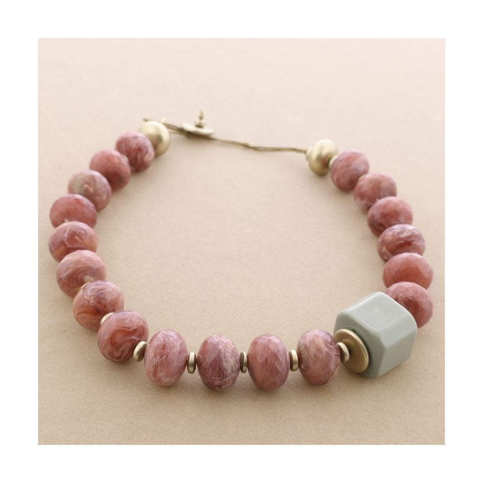 FACETED RESIN BEADS SHORT NECKLACE