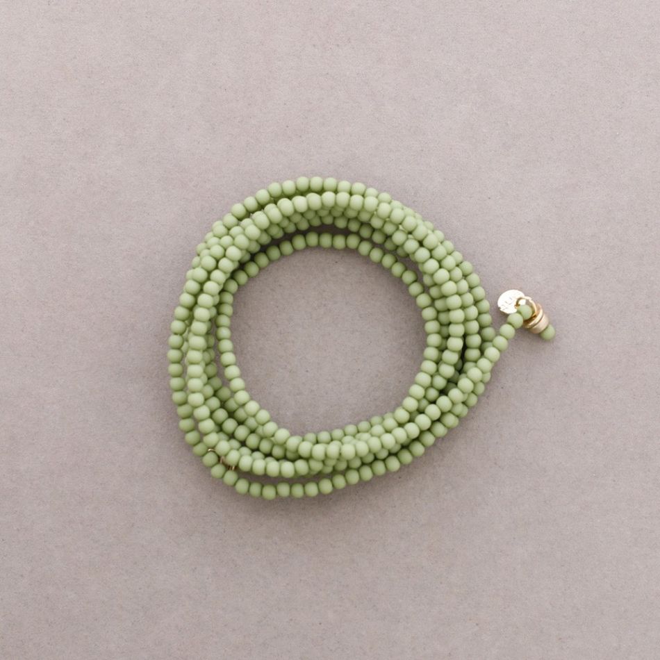 ADJUSTABLE 8-STRAND BRACELET WITH RESIN BEADS