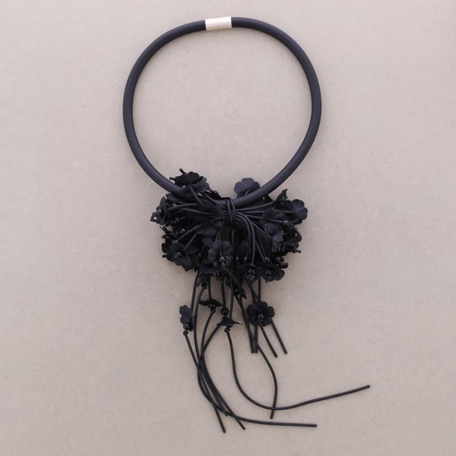 RUBBER MAGNET CHOKER WITH FRINGES