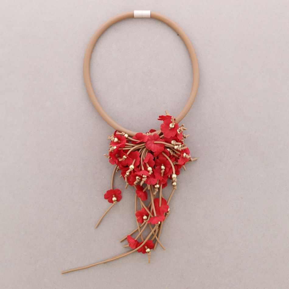 RUBBER MAGNET CHOKER WITH FRINGES