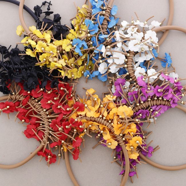 RUBBER FLOWER CHOKER