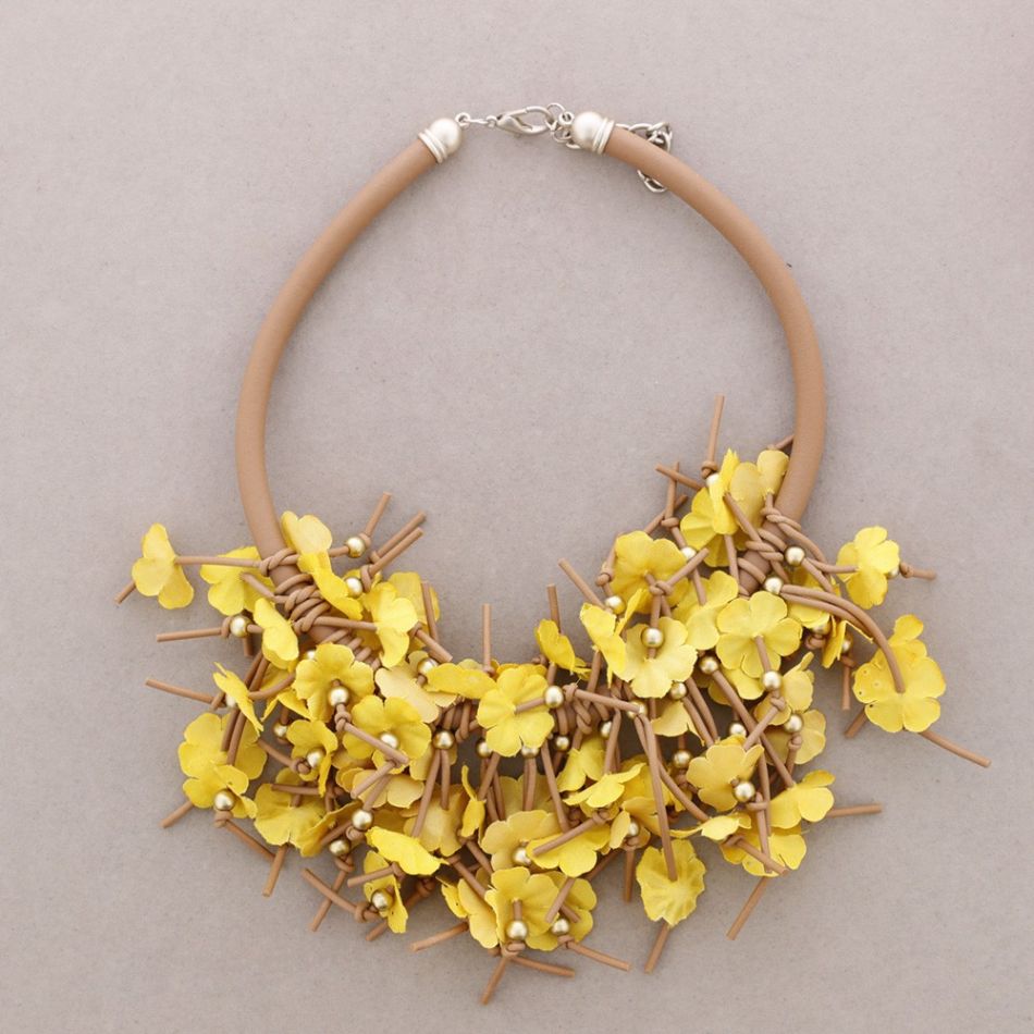 RUBBER FLOWER CHOKER