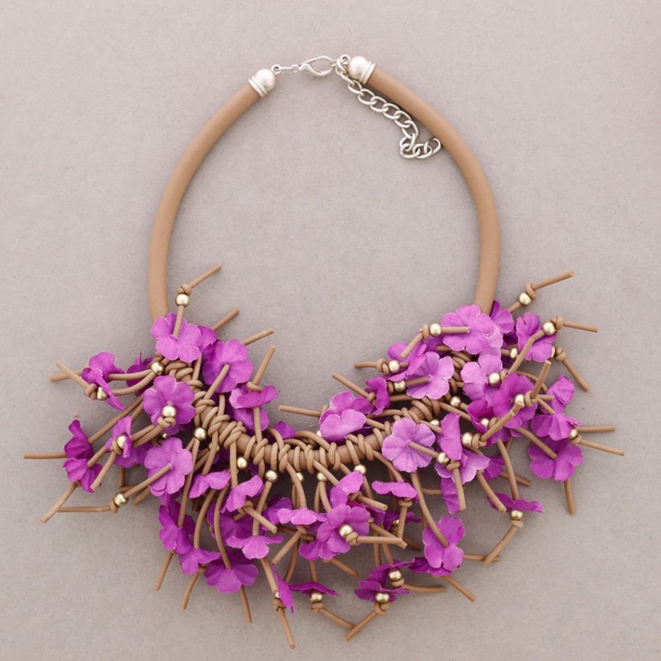 RUBBER FLOWER CHOKER