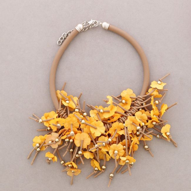 RUBBER FLOWER CHOKER