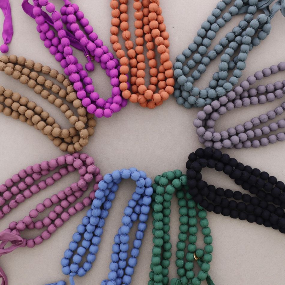 THREE-TURN NECKLACE WITH COATED BALLS