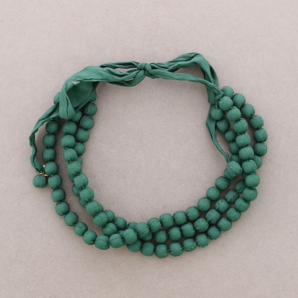THREE-TURN NECKLACE WITH COATED BALLS