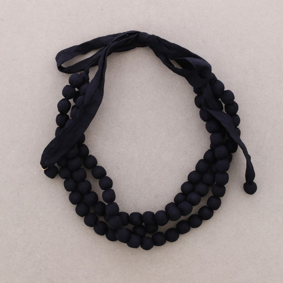 THREE-TURN NECKLACE WITH COATED BALLS
