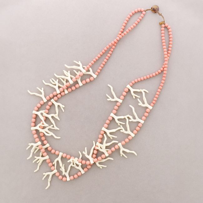 COLLAR LARGO DOBLE BOLAS CORALES RESINA