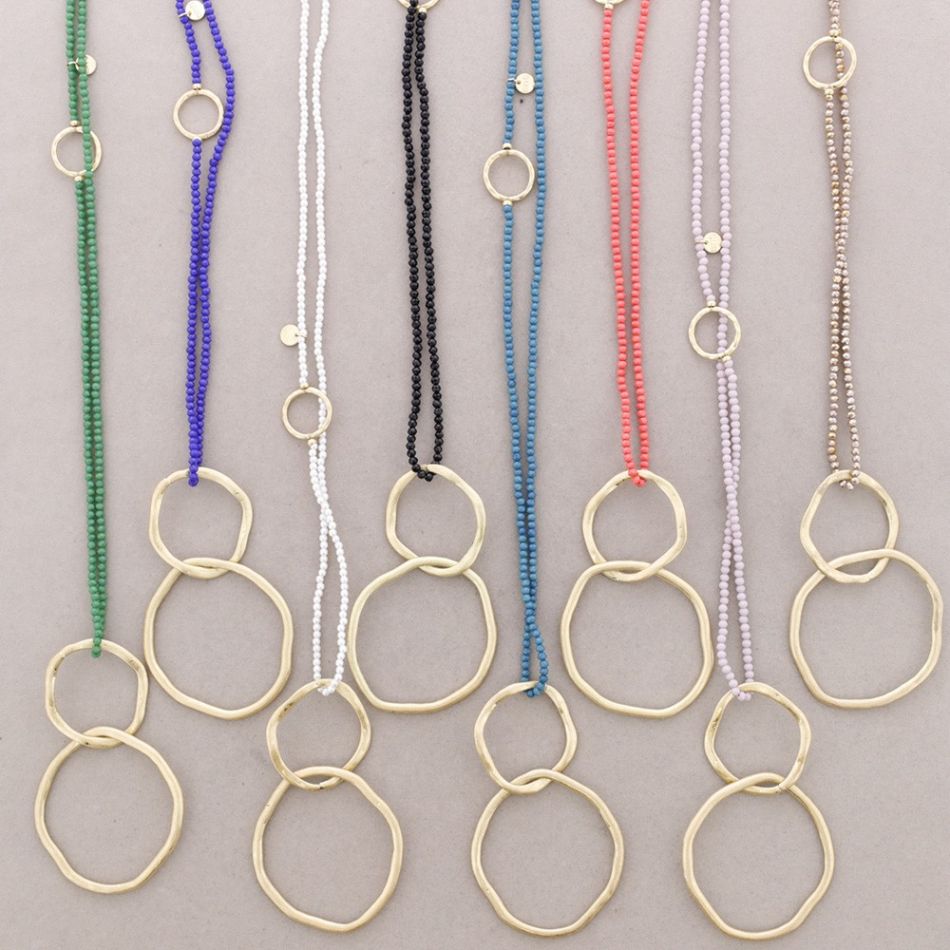 LONG NECKLACE WITH FACETED CRYSTALS, METAL LINK PENDANT