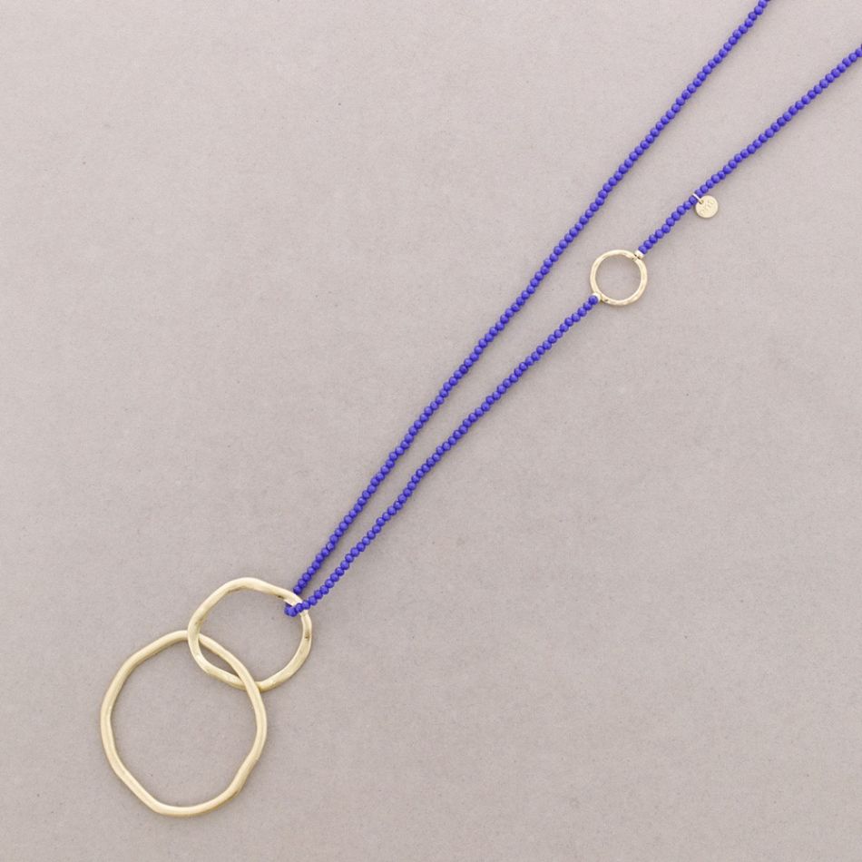 LONG NECKLACE WITH FACETED CRYSTALS, METAL LINK PENDANT