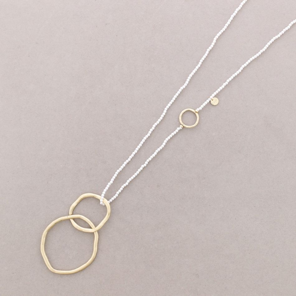 LONG NECKLACE WITH FACETED CRYSTALS, METAL LINK PENDANT