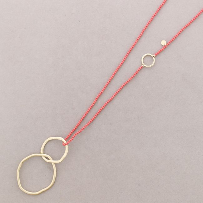 LONG NECKLACE WITH FACETED CRYSTALS, METAL LINK PENDANT