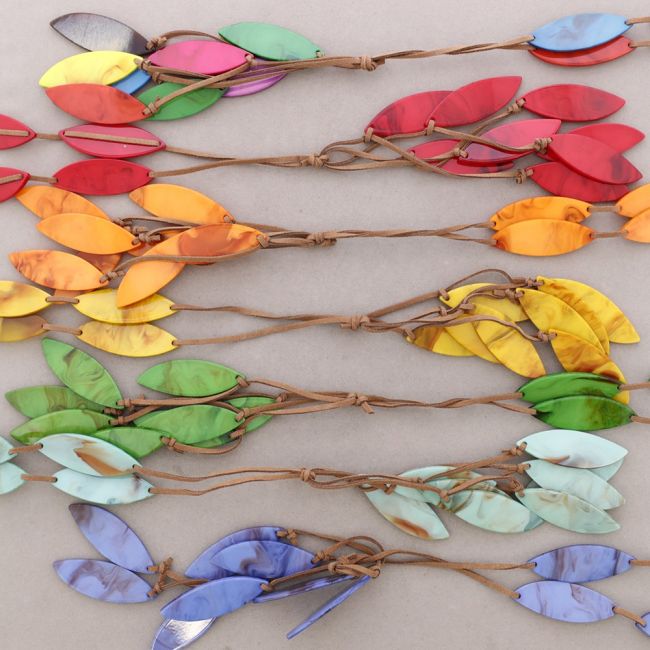 LONG PETAL NECKLACE SHINY ANTELINE RESIN