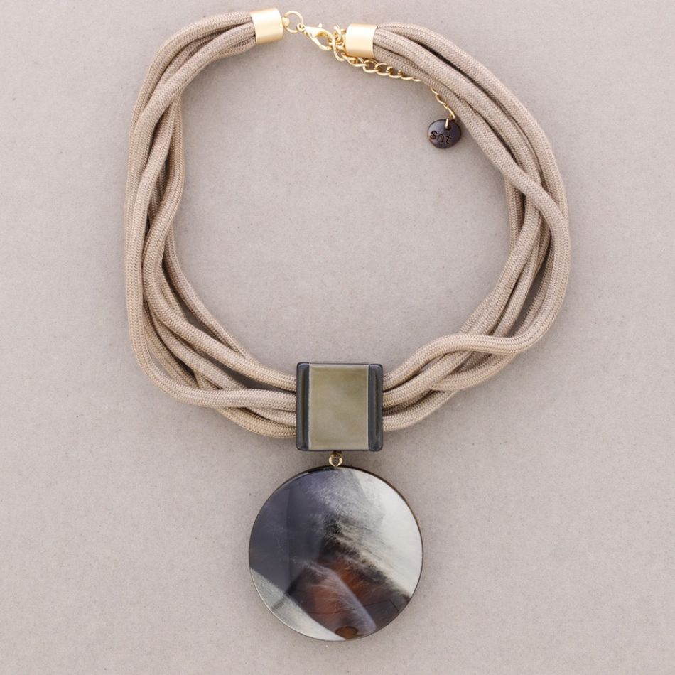 RESIN PENDANT SHORT NECKLACE