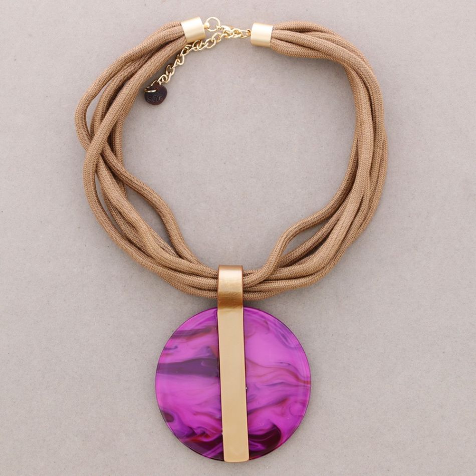 RESIN MEDALLION PENDANT NECKLACE