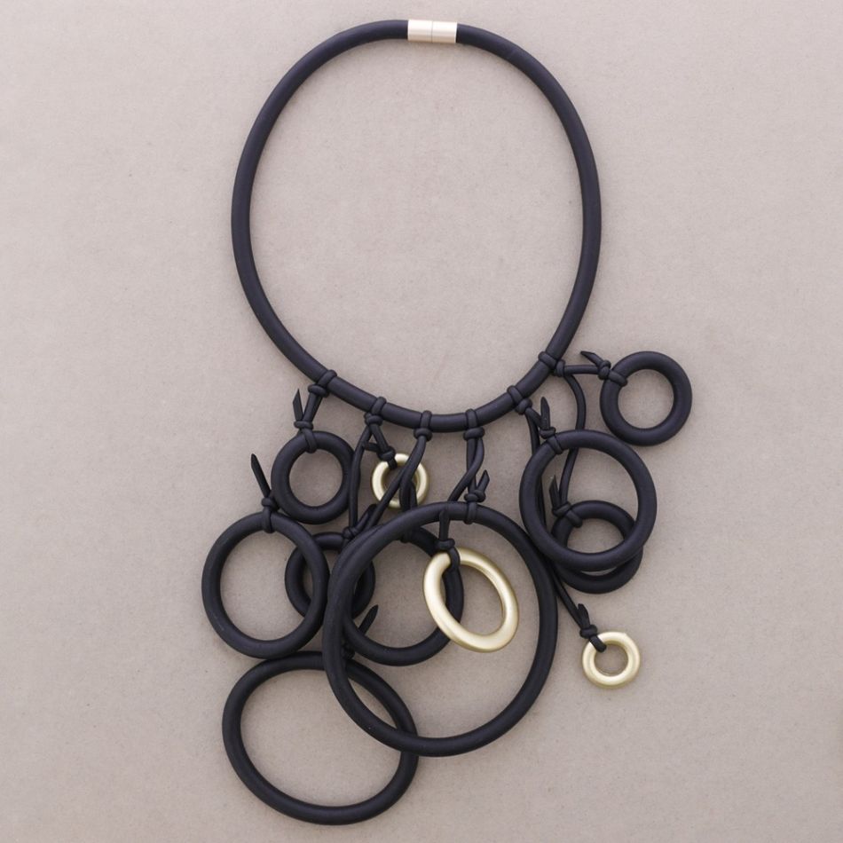 NECKLACE MAGNET FRINGE RUBBER HOOPS