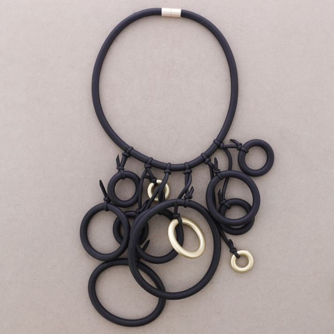 NECKLACE MAGNET FRINGE RUBBER HOOPS