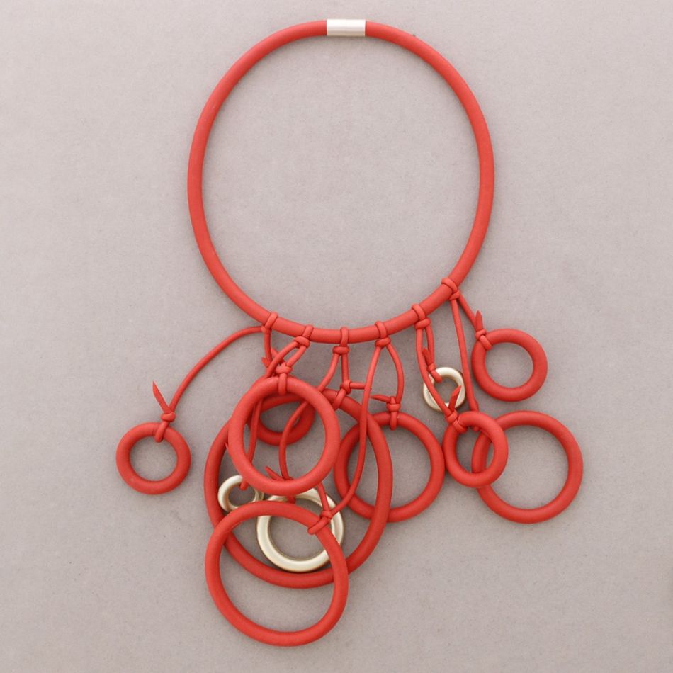 NECKLACE MAGNET FRINGE RUBBER HOOPS