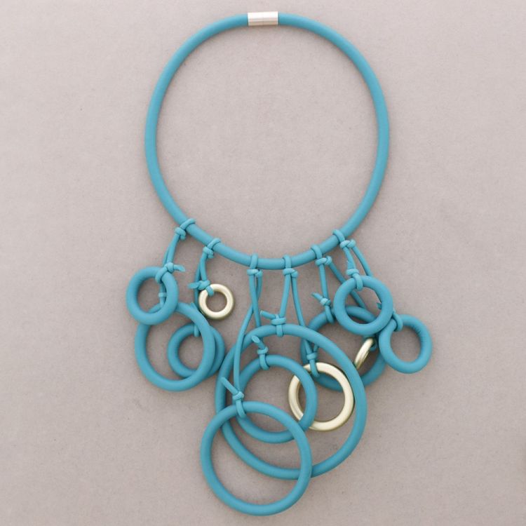 NECKLACE MAGNET FRINGE RUBBER HOOPS