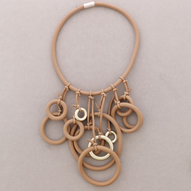 NECKLACE MAGNET FRINGE RUBBER HOOPS