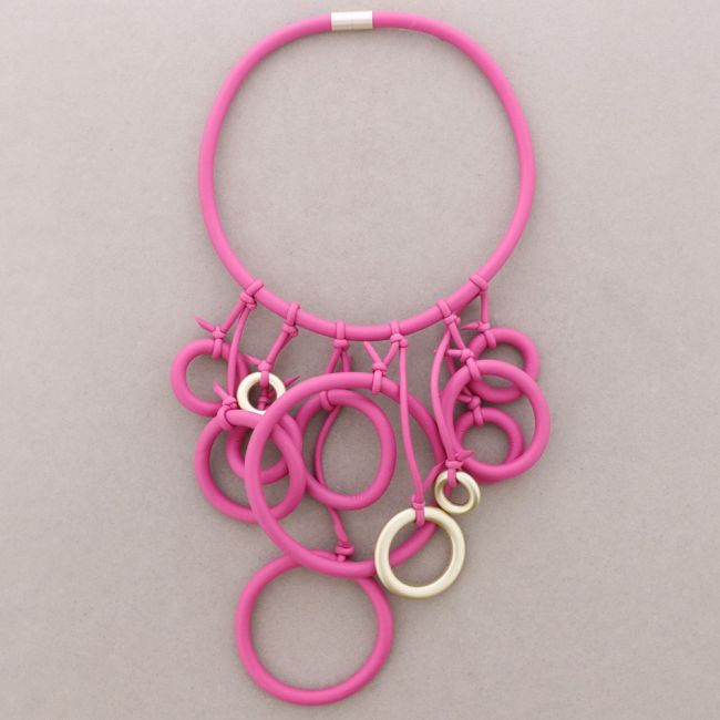 NECKLACE MAGNET FRINGE RUBBER HOOPS