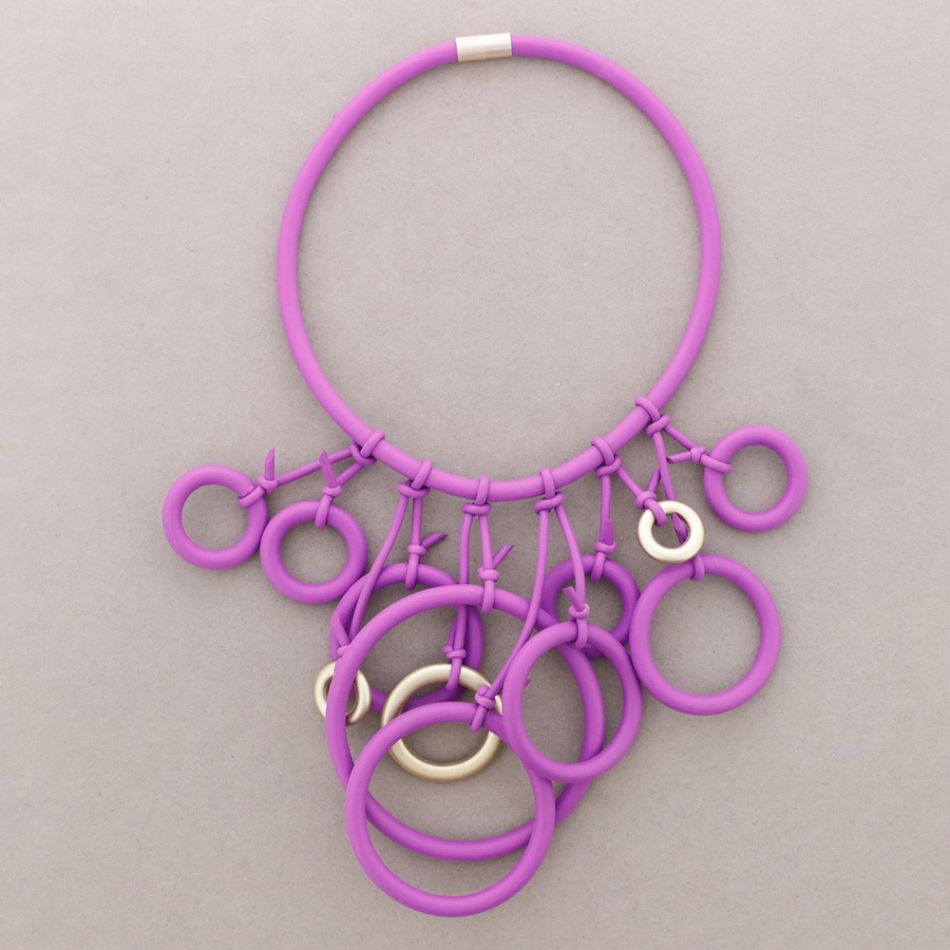 NECKLACE MAGNET FRINGE RUBBER HOOPS