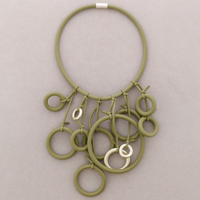 NECKLACE MAGNET FRINGE RUBBER HOOPS