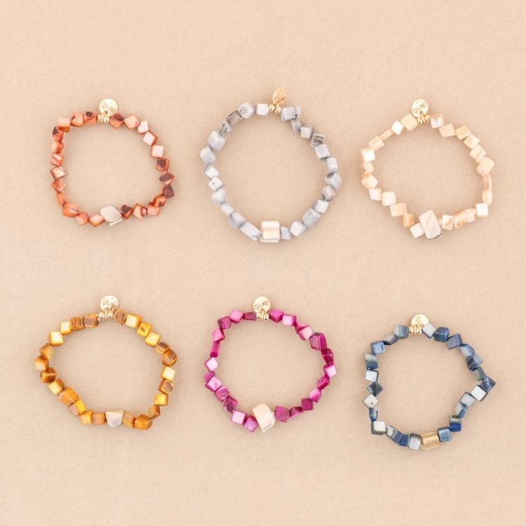 ELASTIC BRACELET WITH NACRE BEADS 2