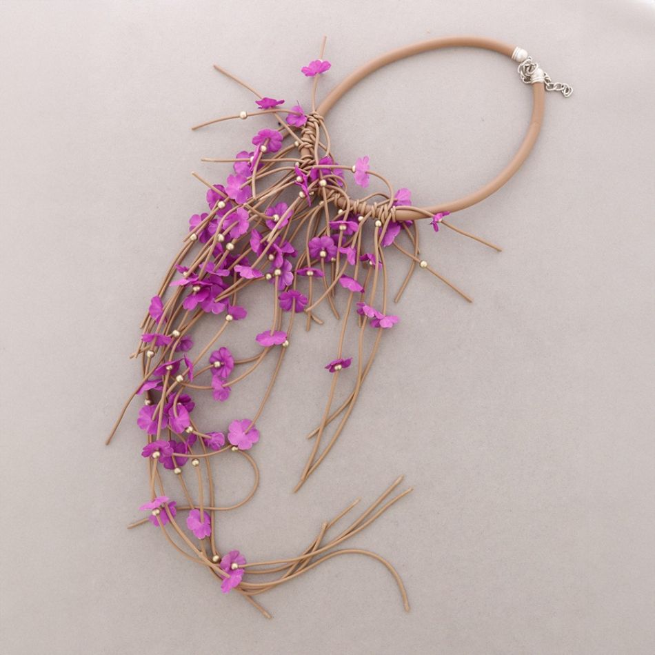 RUBBER NECKLACE WITH FRINGES AND FLOWERS