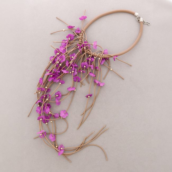 RUBBER NECKLACE WITH FRINGES AND FLOWERS
