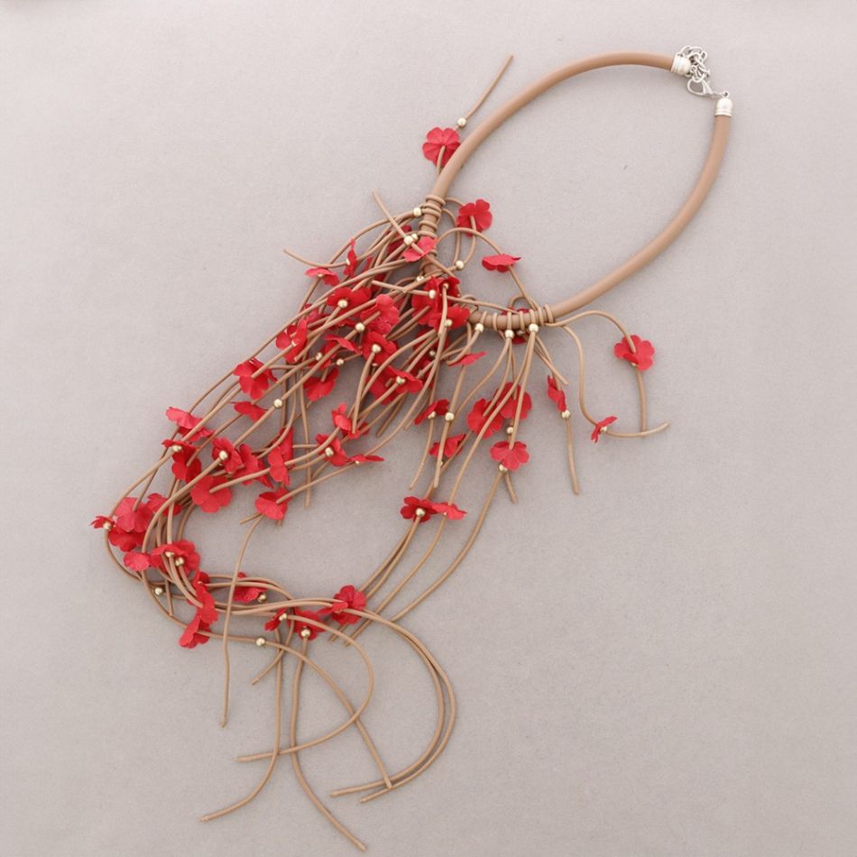 RUBBER NECKLACE WITH FRINGES AND FLOWERS