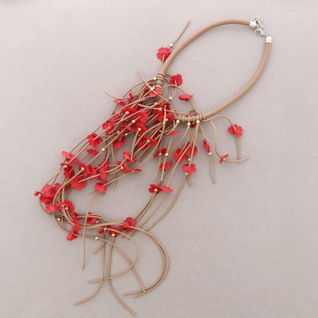 RUBBER NECKLACE WITH FRINGES AND FLOWERS