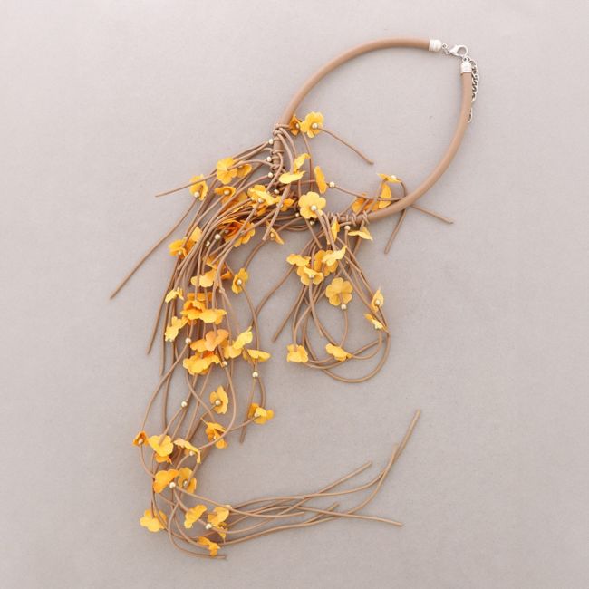 COLLAR GOMA FLECOS FLORES