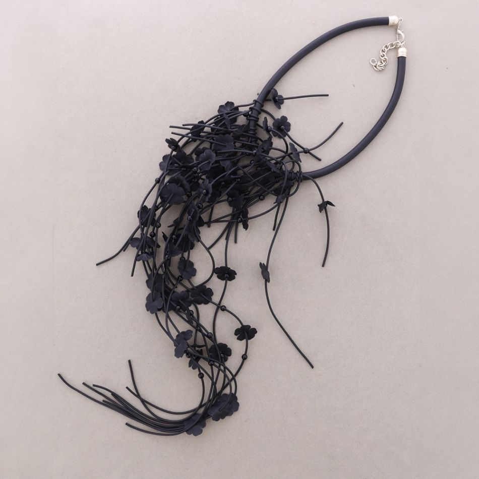 RUBBER NECKLACE WITH FRINGES AND FLOWERS