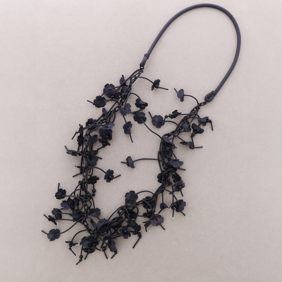 LONG FLOWER NECKLACE
