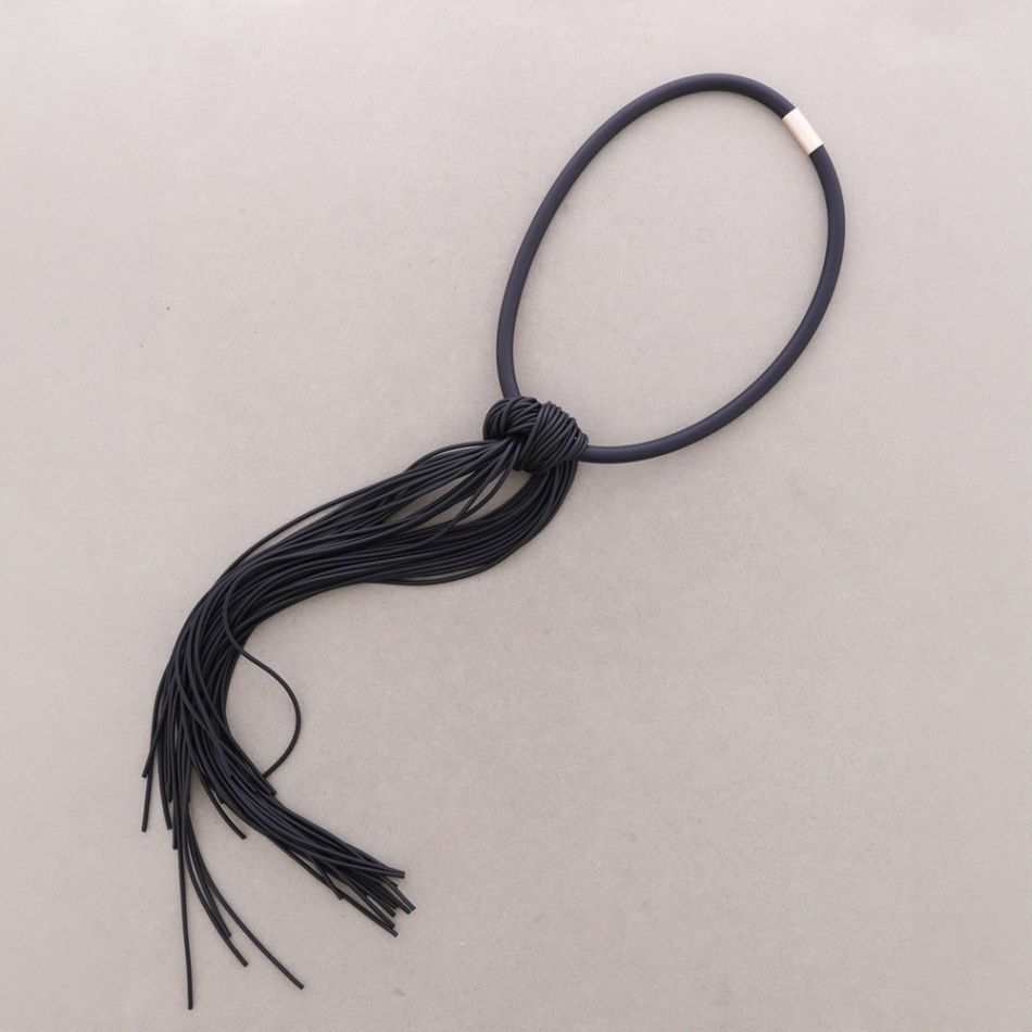 RUBBER KNOT MAGNET NECKLACE