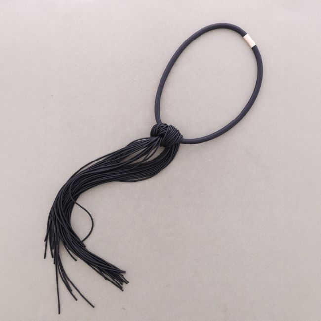 COLLAR IMÁN GOMA NUDO