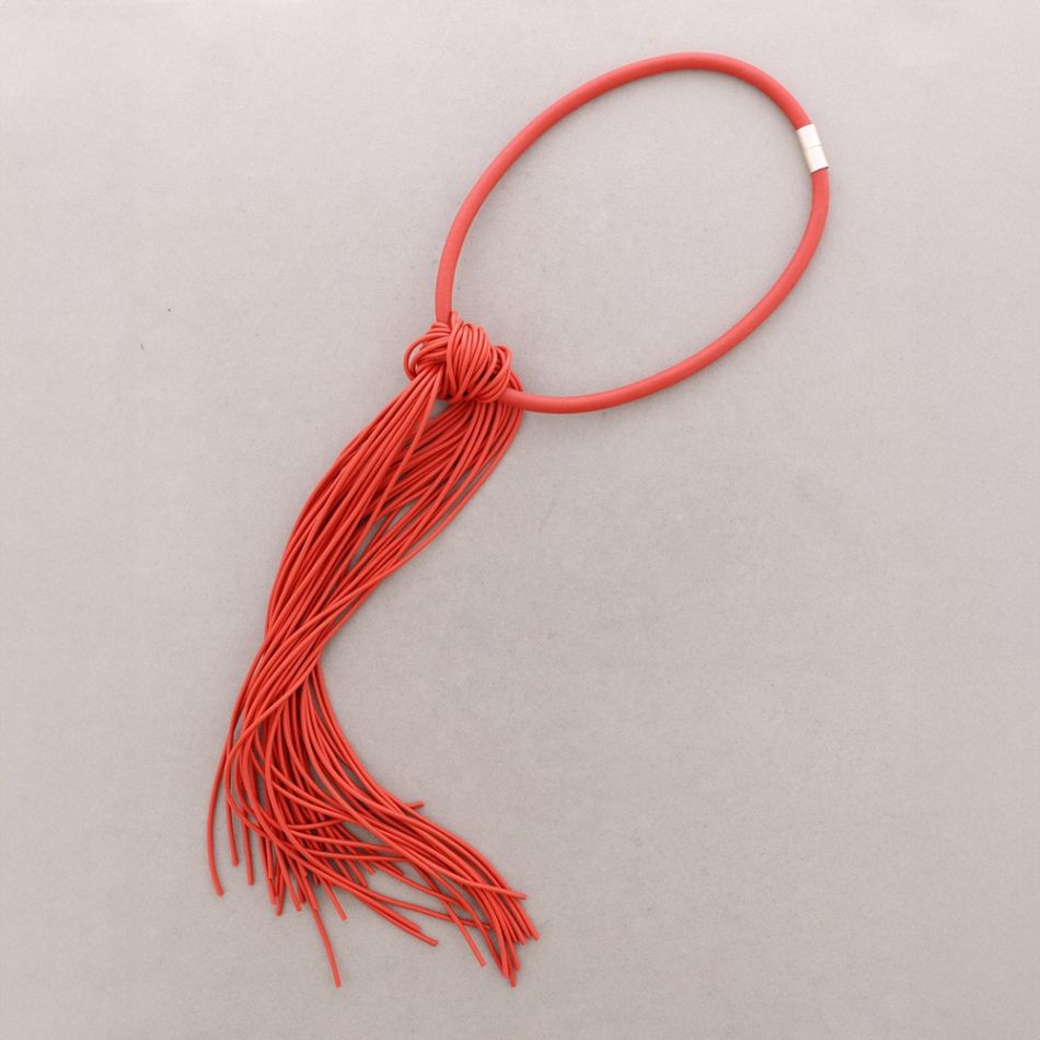 RUBBER KNOT MAGNET NECKLACE