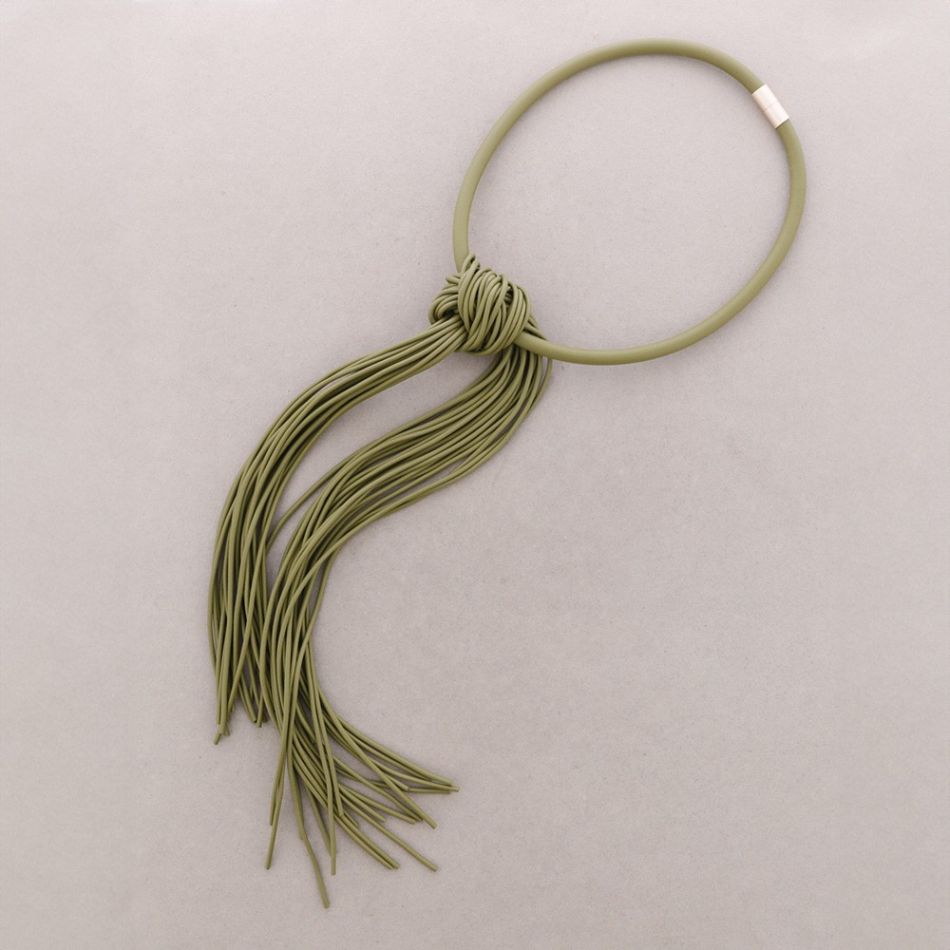 RUBBER KNOT MAGNET NECKLACE