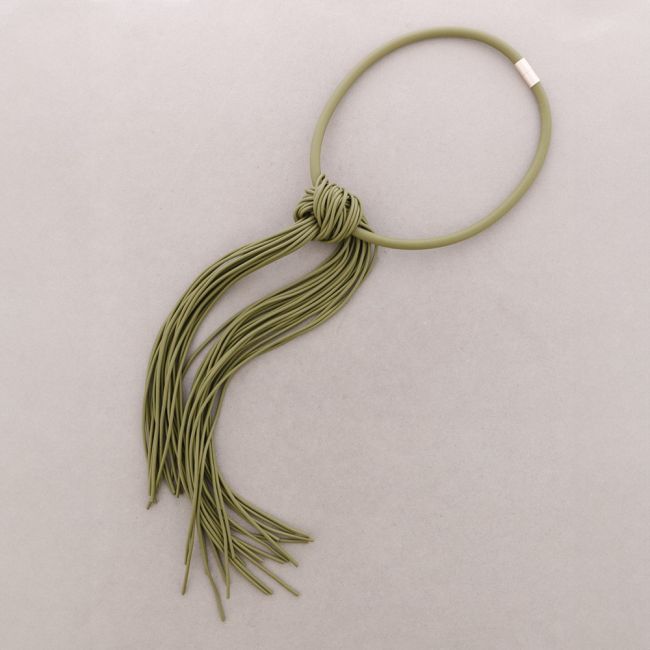 COLLAR IMÁN GOMA NUDO