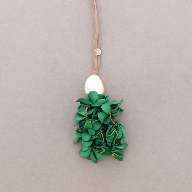 LONG NECKLACE WITH PETAL PENDANT