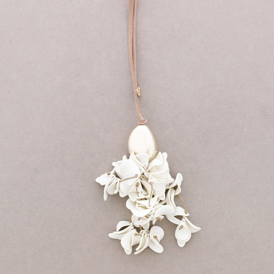 LONG NECKLACE WITH PETAL PENDANT