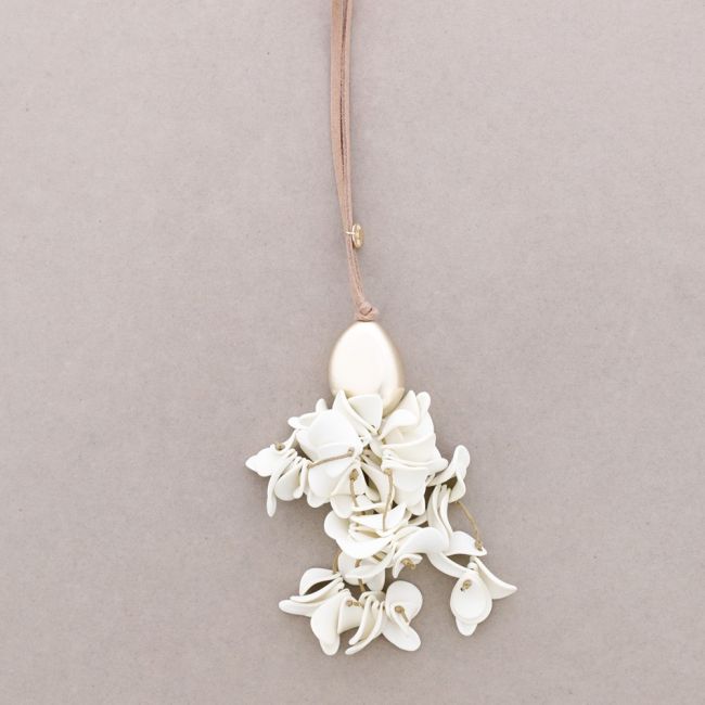 LONG NECKLACE WITH PETAL PENDANT