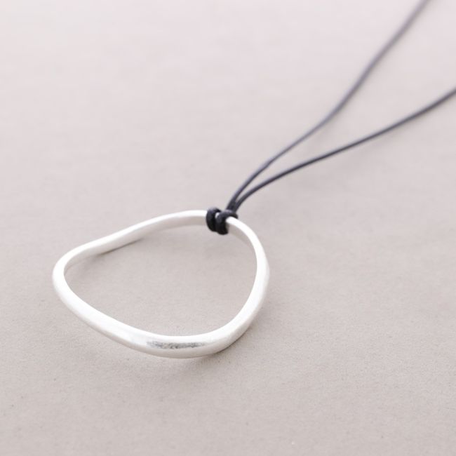 LONG NECKLACE WITH METAL RING PENDANT