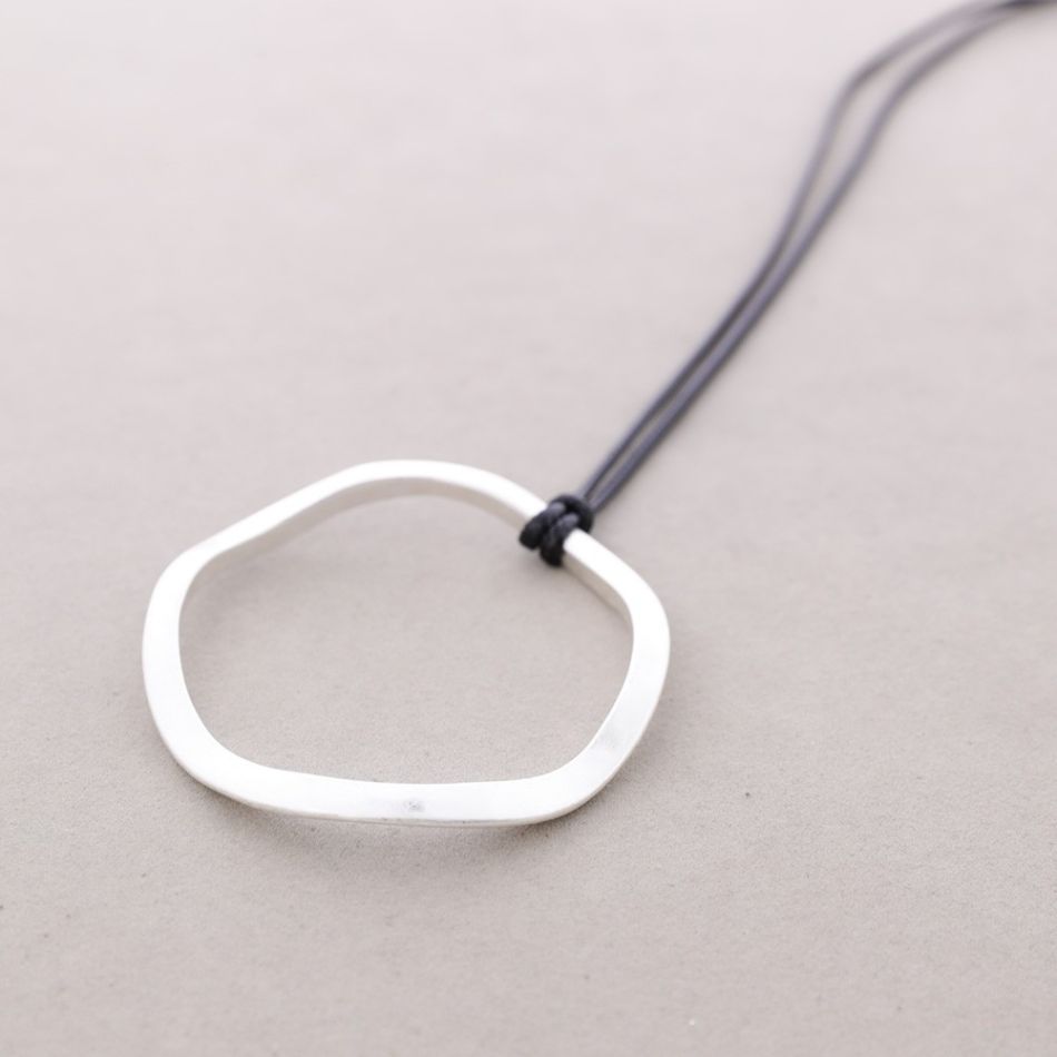 LONG NECKLACE WITH METAL RING PENDANT