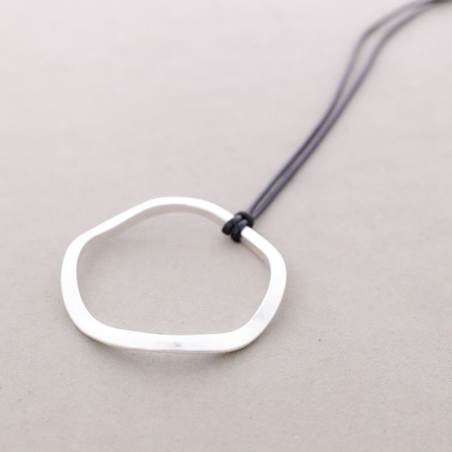 LONG NECKLACE WITH METAL RING PENDANT