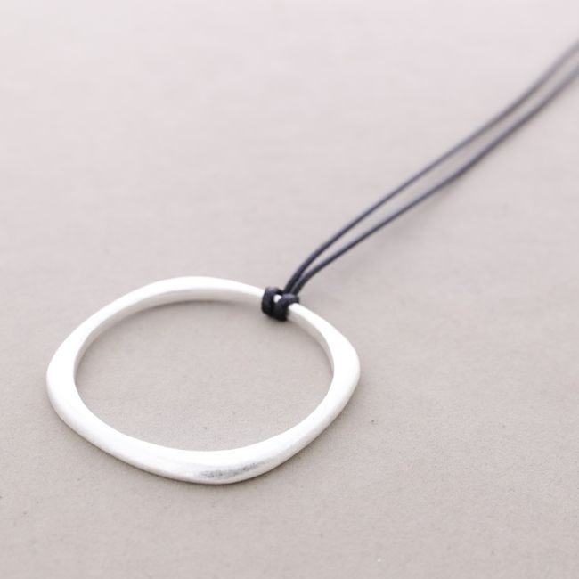 COLLAR LARGO COLGANTE ANILLA METAL