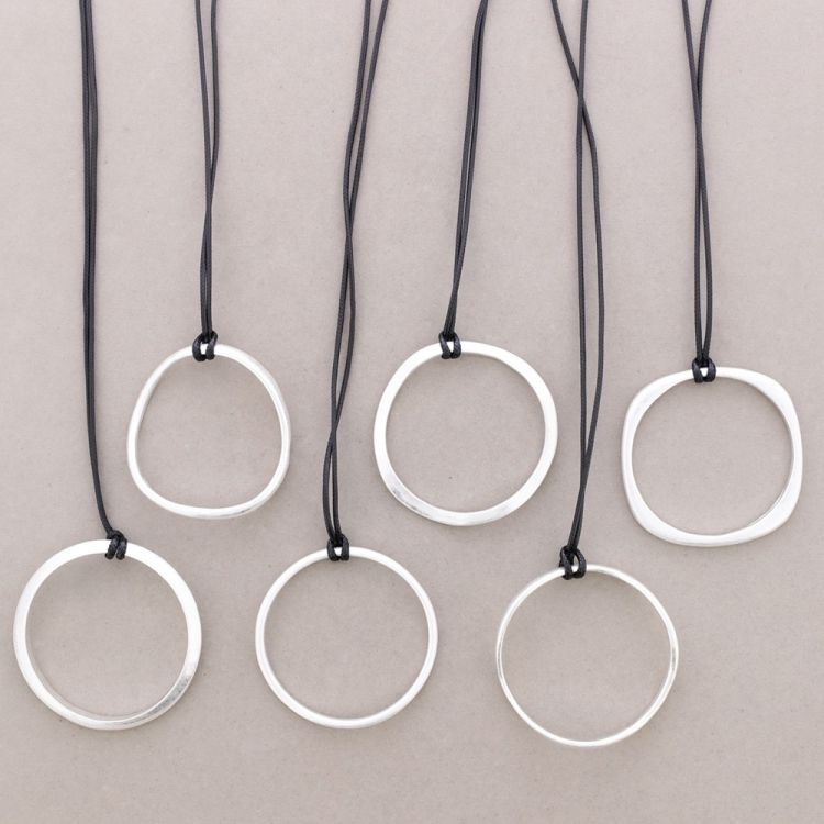 LONG NECKLACE WITH METAL RING PENDANT 2